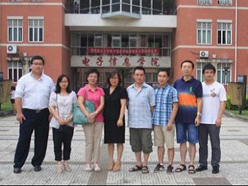 下,杂志社一行6人拜访了四川大学电子信息学院,学院副院长冯国英教授