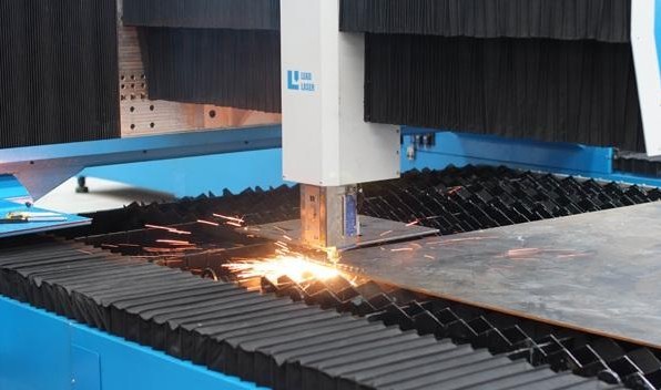 25日,中国第一台高速超大幅面激光切割机在苏州领创激光科技有限